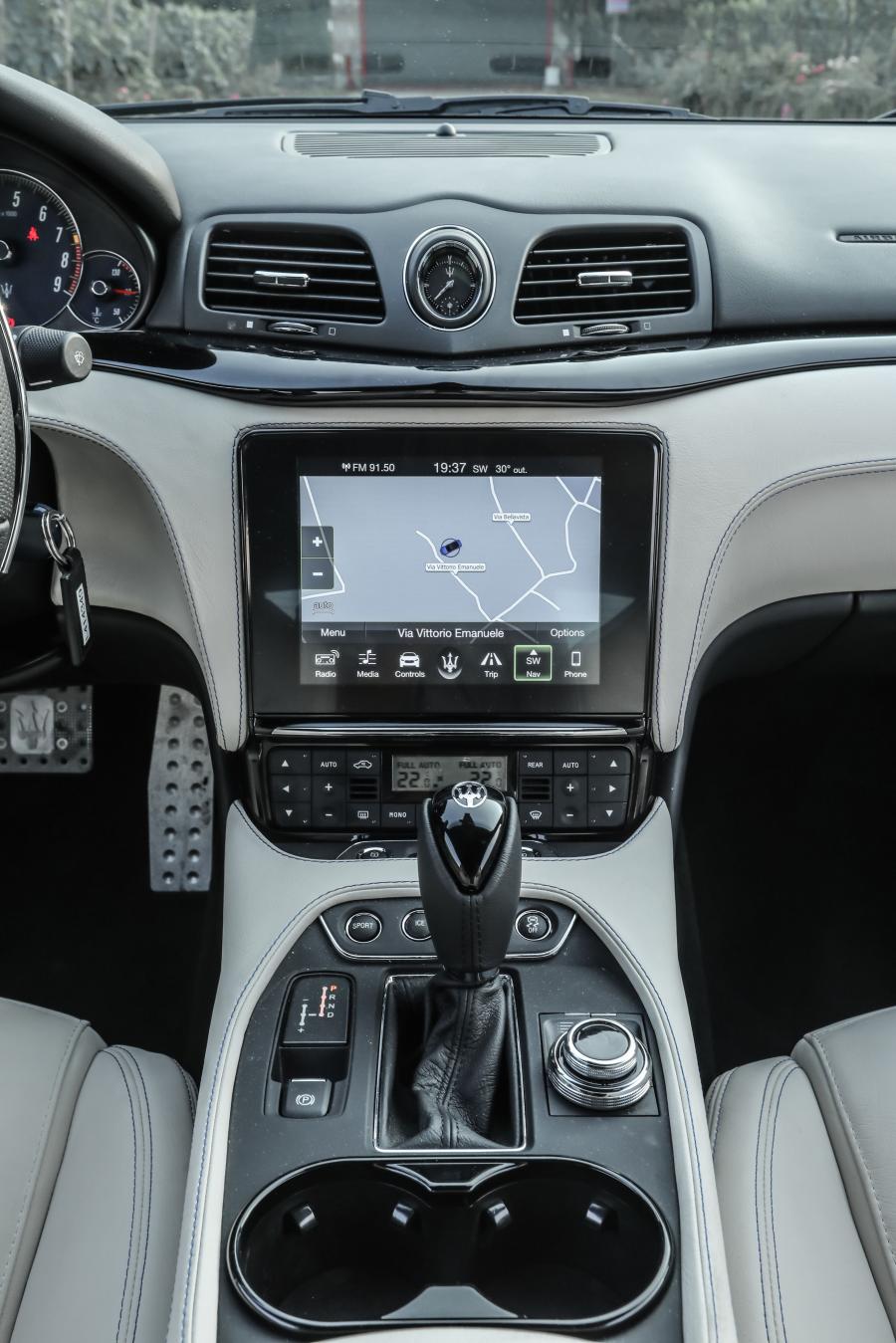 Детали интерьера Maserati GranTurismo Sport 2017 года  (фото 6 из 13)